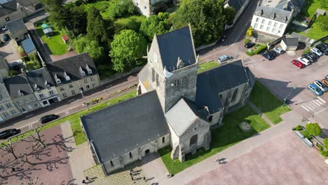 iglesia en el centro de sainte mere eglise normandía francia dron, aéreo