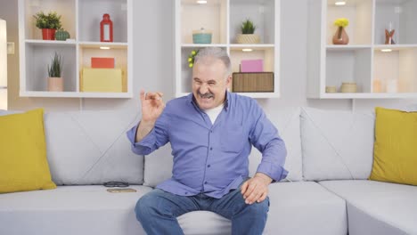 집 안의 나쁜  ⁇ 새를 맡은  ⁇ 은이가 나쁜  ⁇ 새에 괴로워합니다.
