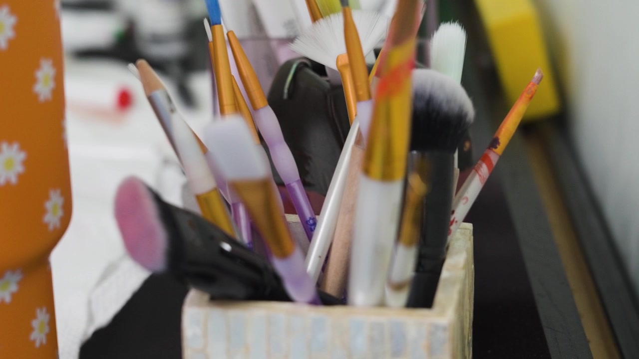 Pincéis de maquiagem de tamanhos variados em um pequeno organizador