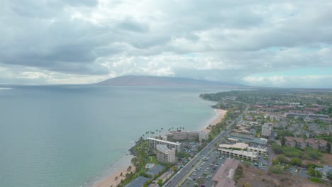 imágenes de drones volando hacia el volcán en hawaii