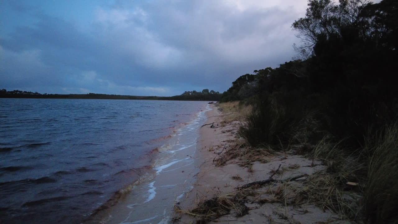 Tidlig stemningsfuld morgen omkring søen i Strahan, Tasmaniens vestkyst