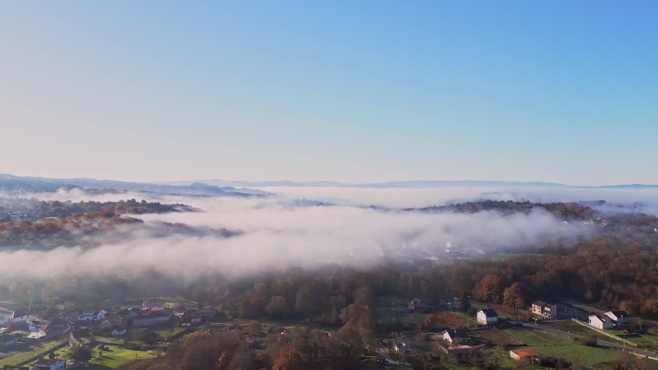 가을의 색채로 흐릿한 계곡 풍경