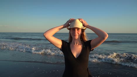 Linda-Chica-Caucásica-Con-Vestido-Y-Sombrero-Disfrutando-De-La-Playa-De-Verano-En-Monte-Hermoso,-Buenos-Aires,-Argentina