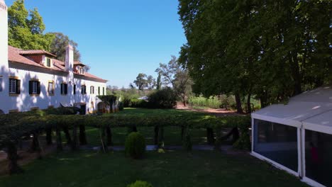 la pasarela del dosel de la vid conecta la casa portuguesa y la marquesina del evento de la carpa blanca