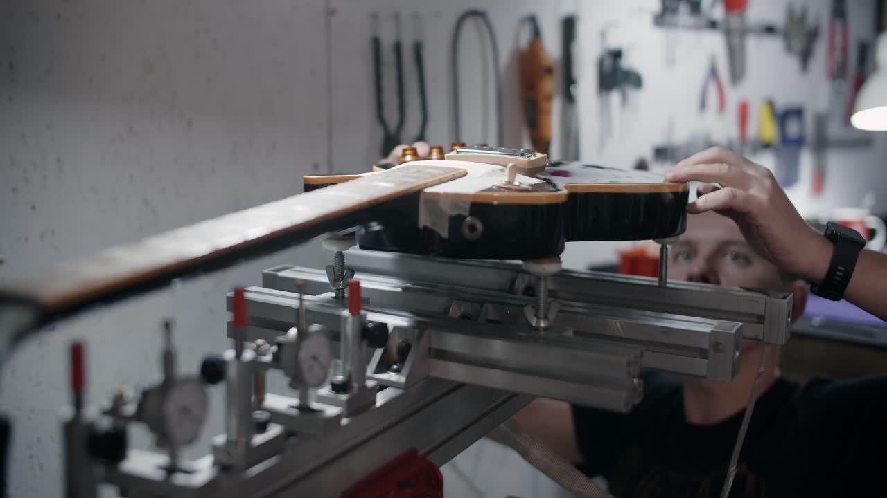 reparación de guitarras en un taller