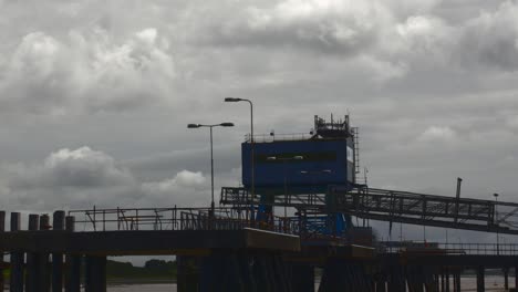 Verfallene-Docklands,-Die-Sich-An-Einem-Hellen-Sommertag-Vor-Den-Wehenden-Wolken-Abheben