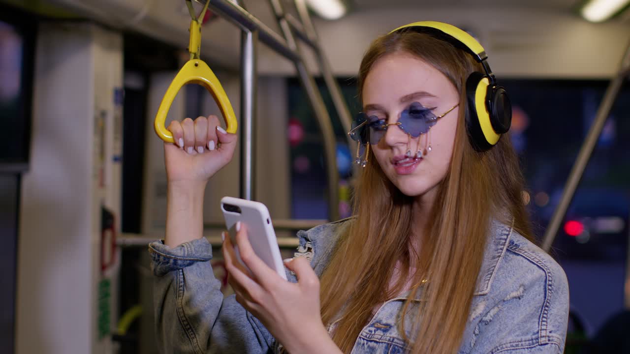 mujer joven con auriculares escuchando música, divertido relajarse bailando mientras viaja en autobús a la ciudad
