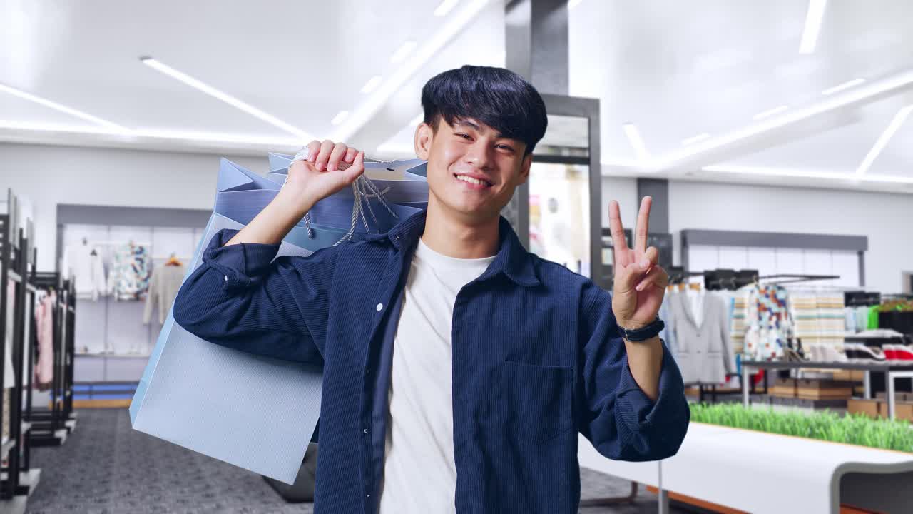 옷 가게 에서 쇼핑 하는 남자