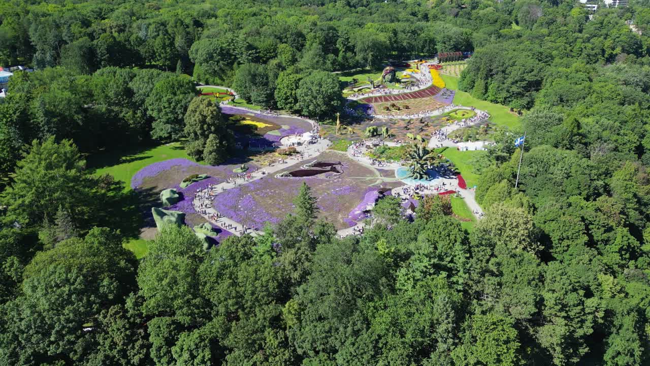 여름에 길을 따라가는 군중