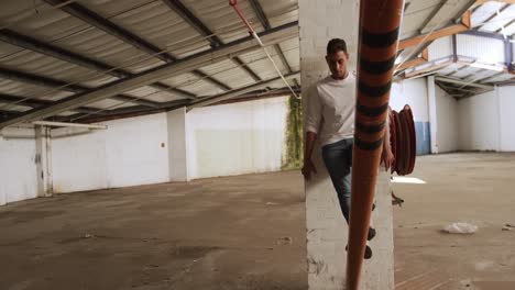 bailarín en un almacén vacío