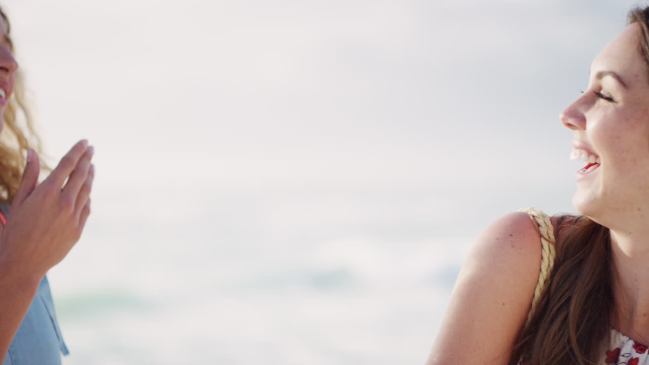 LGBTQ, coppia e donne che si baciano in vacanza al mare