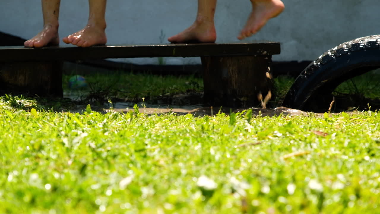 hermanas desinhibidas saltan juntas a un charco de barro poco profundo, tiempo de juego