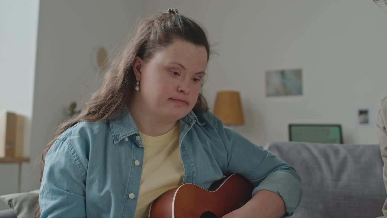 Mulher com síndrome de Down tocando ukulele