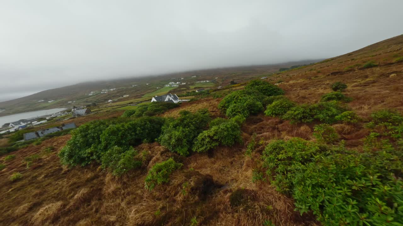 drone rápido disparado hacia una hermosa casa en la naturaleza en la isla de achill, irlanda