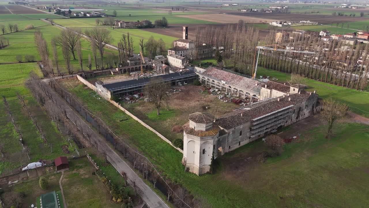 Místo restaurování Corte Castiglione v Casatico, Marcaria, Mantova, Lombardie, Itálie, rodiště Baldassarra Castiglioneho – dron kroužící kolem.