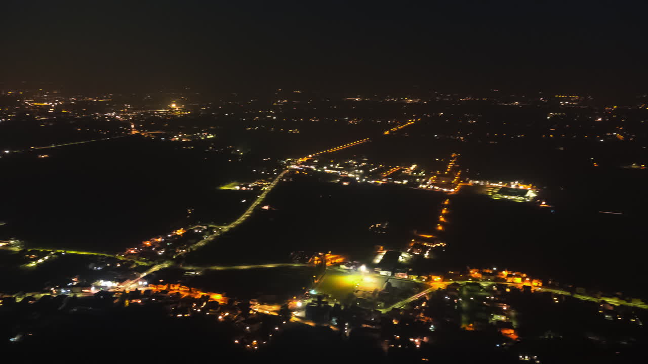 timelapse de la ciudad tomada desde arriba por la noche con luces móviles de coches