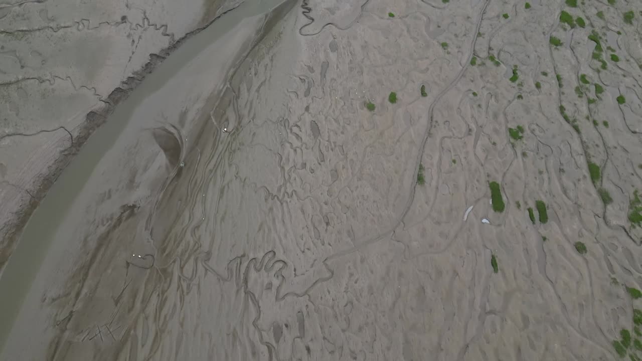 volando sobre la playa de arena sin vida de la costa de heswall