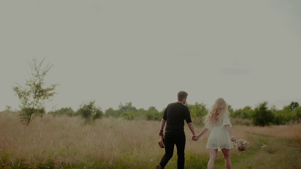 다정한 커플 손을 잡고 1