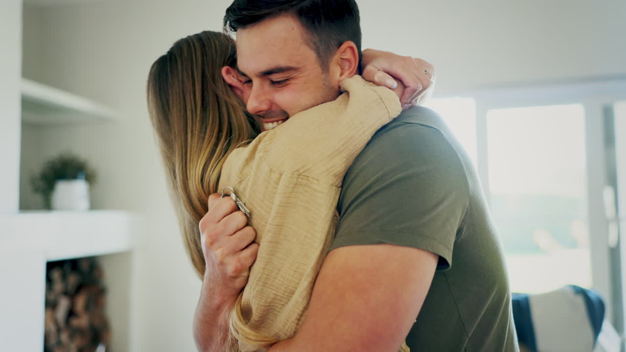 bienes raíces, llaves y abrazo de pareja