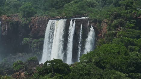 cataratas de iguazu en brasil, increíble paisaje pintoresco de selva tropical rodeado de coloridas cascadas en la selva, hermosos árboles y paisajes verdes con un gran grupo de enormes cascadas