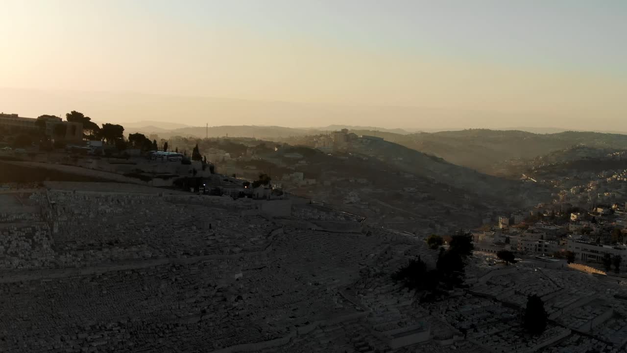 Veduta aerea di tombe, cimitero ebraico di Gerusalemme, Seconda Venuta, Messia promesso, lapidi cristiane, drone, aereo, Israele
