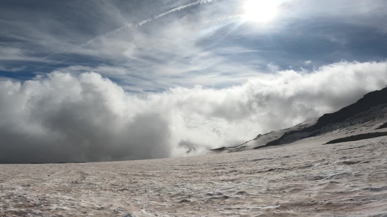 vista panorámica desde lo alto del monte rainier que muestra que la altitud de la montaña está por encima de las nubes