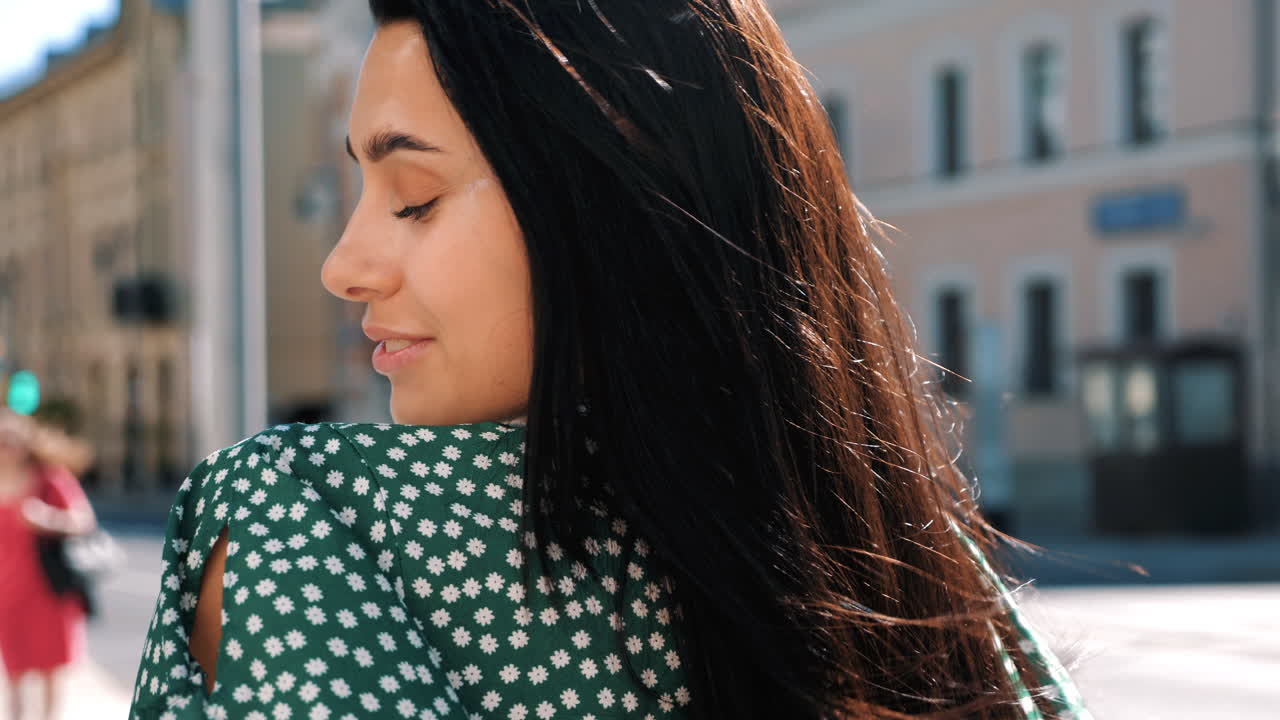 mujer sonriente en una calle de la ciudad