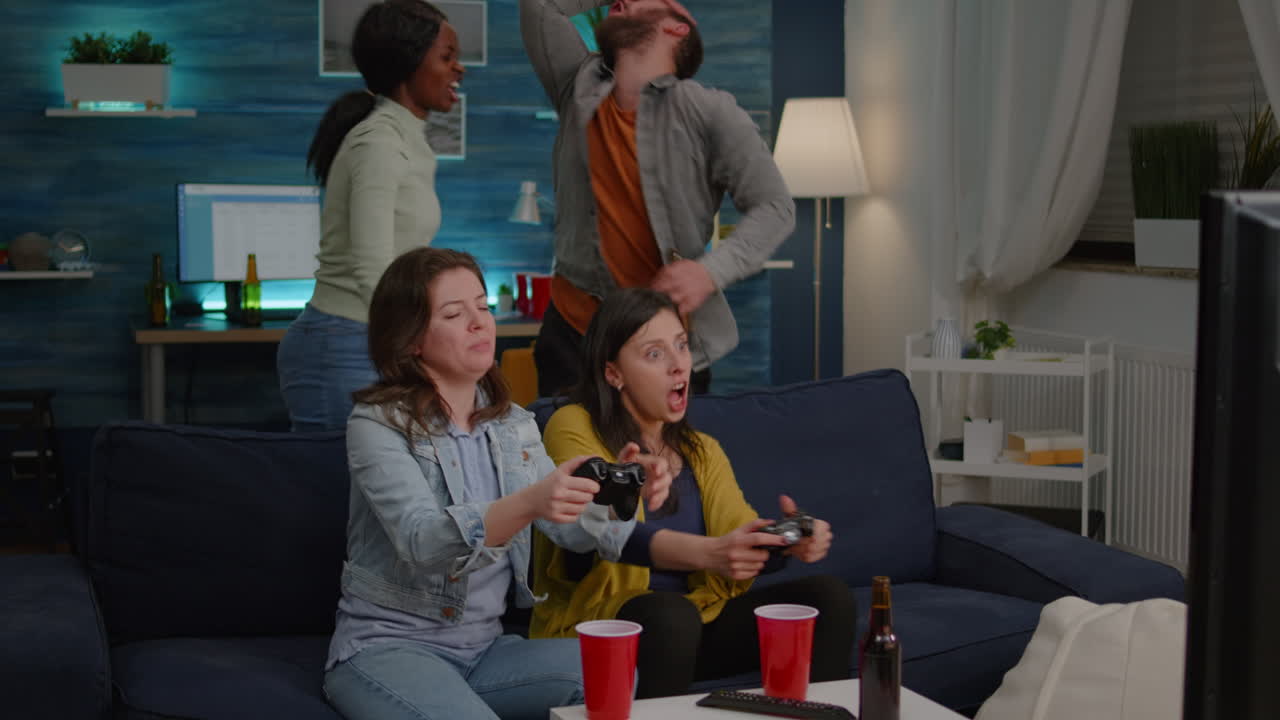 mujer negra perdiendo un juego en línea contra un hombre jugador durante la competencia