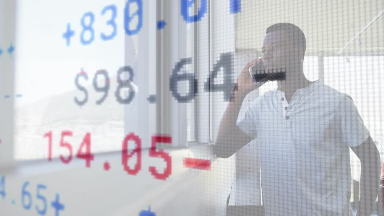 스마트 폰을 사용하는 사업가에 대한 금융 데이터 처리 애니메이션