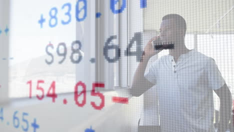 animación del procesamiento de datos financieros sobre un empresario que usa un teléfono inteligente