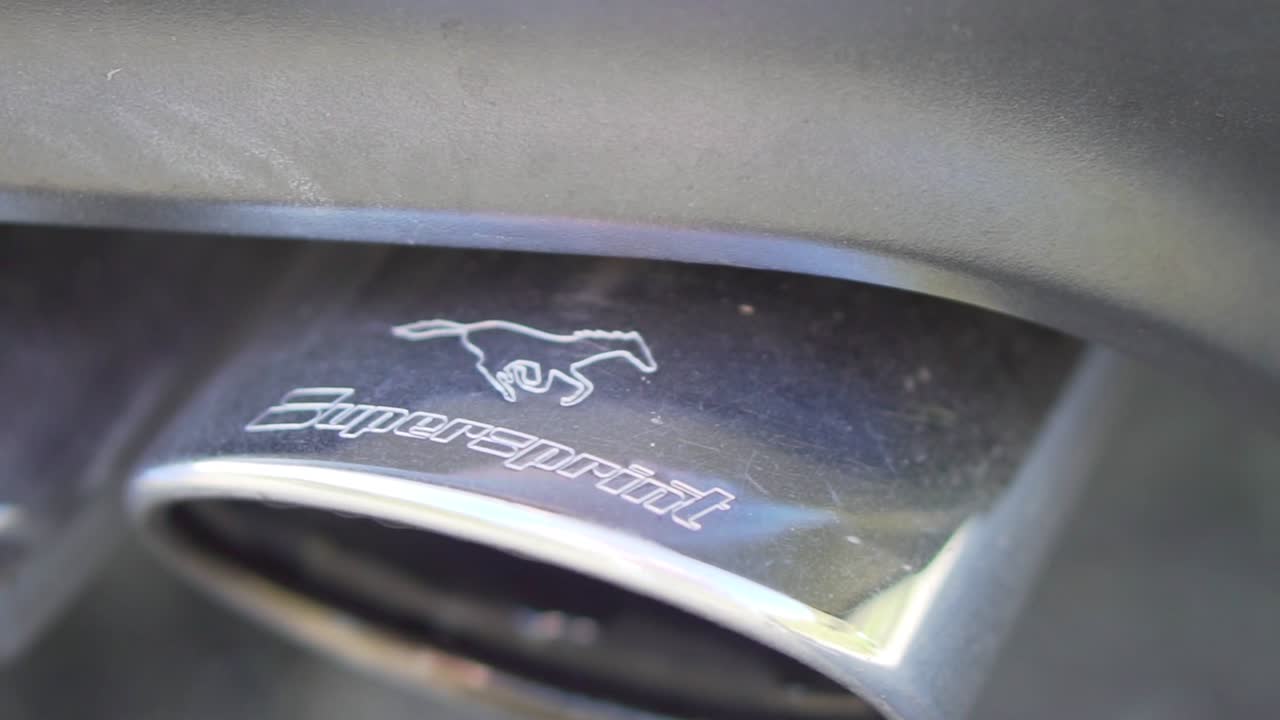 серебристый виброгасящий выхлоп с двумя выходами на спортивном автомобиле