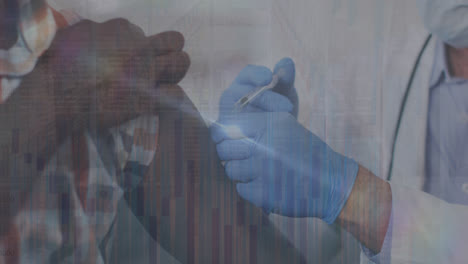 animación del procesamiento de datos sobre el médico caucásico con máscara facial vacunando