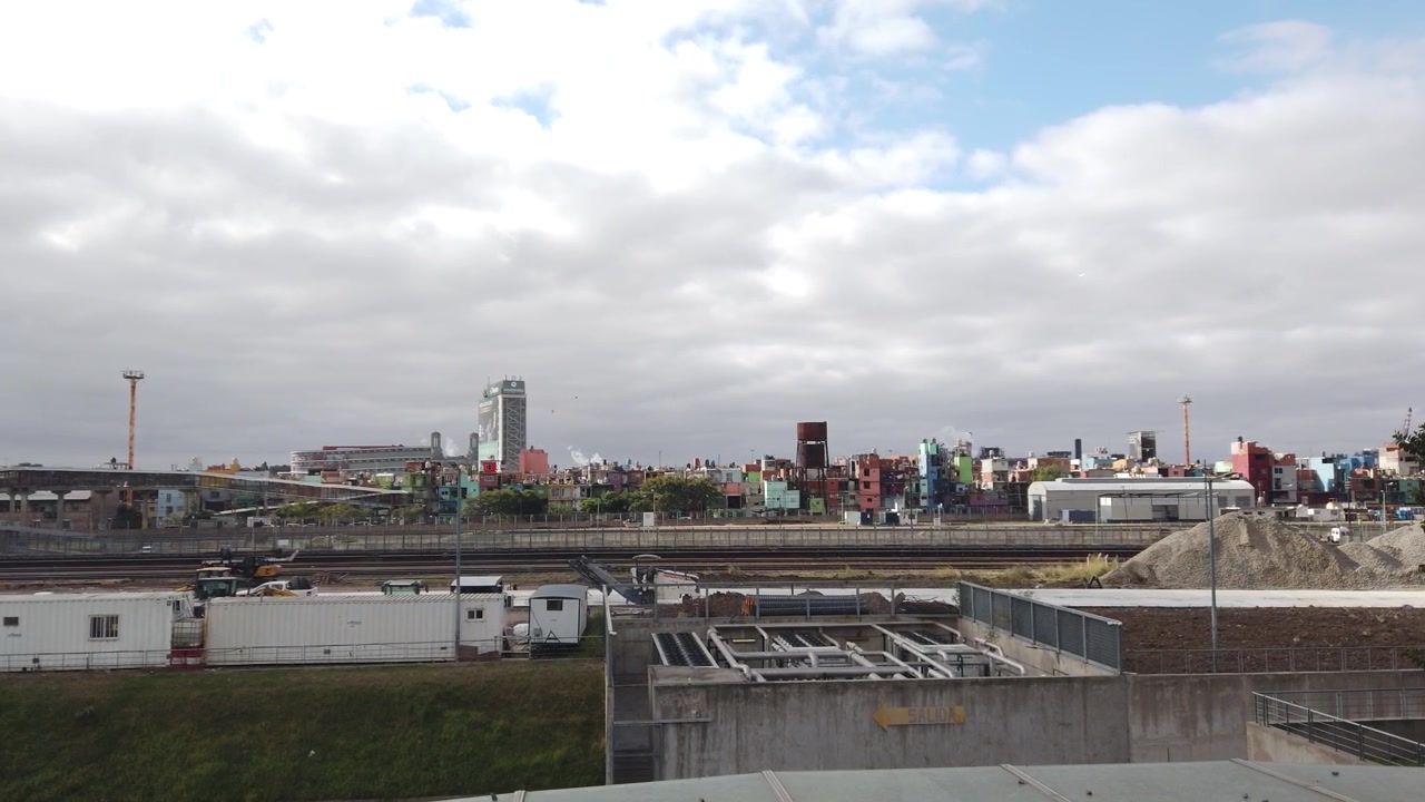 Case dell'insediamento informale Villa 31 Barrio Mugica e cantiere con lo skyline di Buenos Aires in Argentina