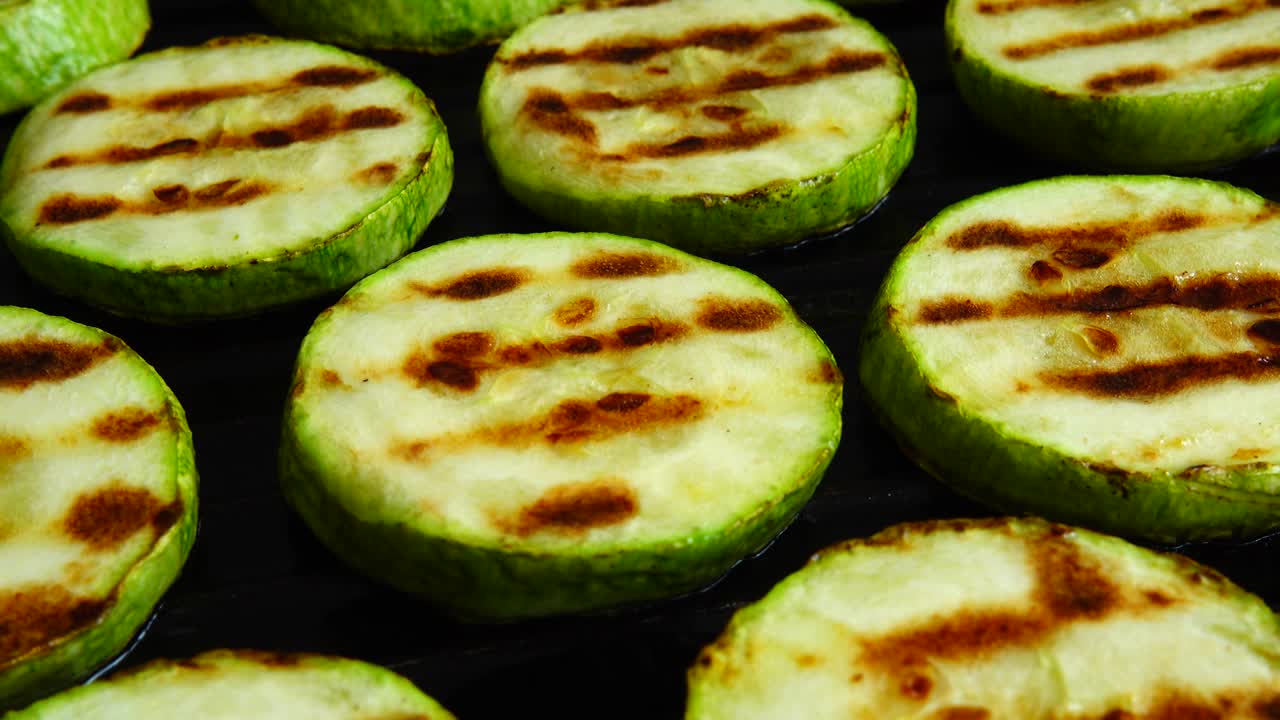 긴 zucchini 조각은 그릴 팬에 회전합니다.