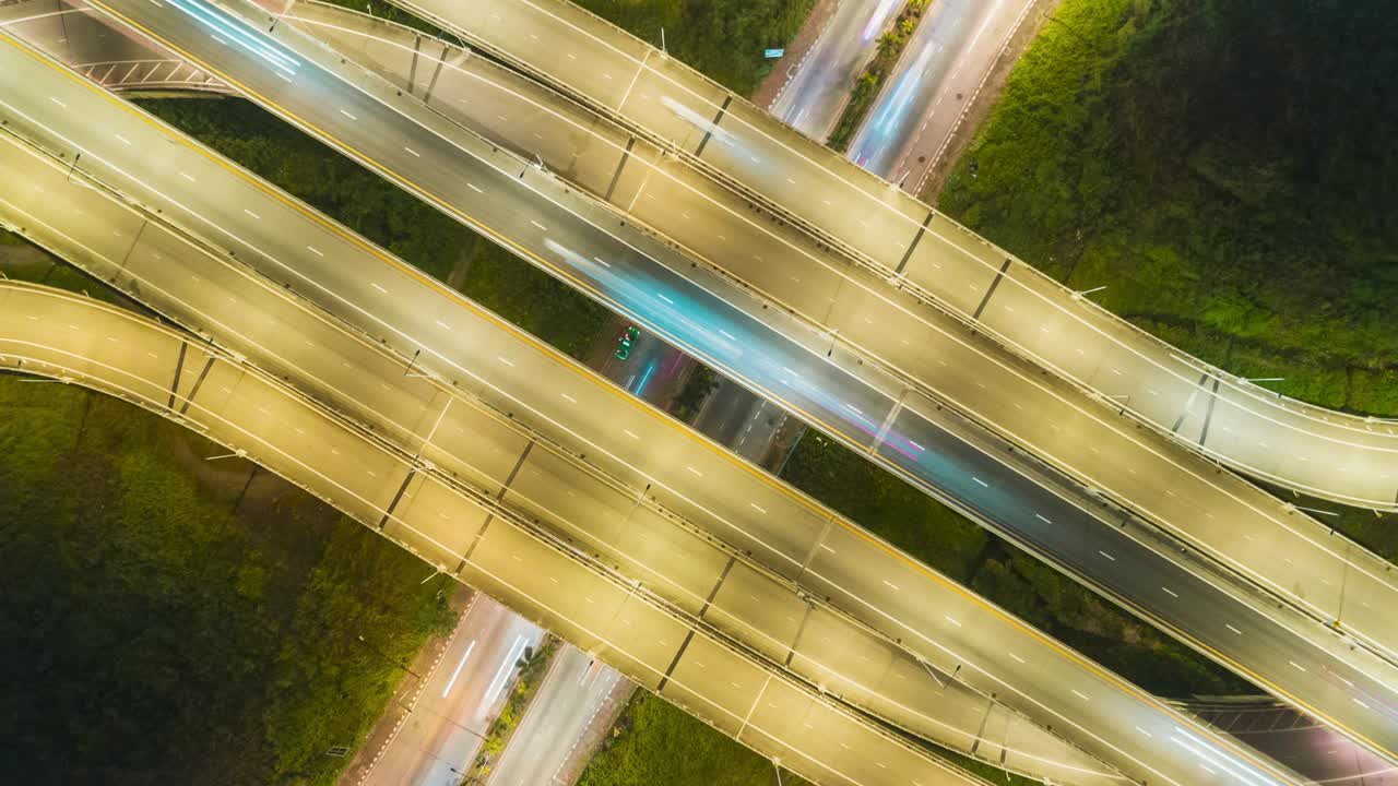 타임 스 또는 하이퍼 스 (time-lapse or hyper-lapse aerial view) 는 교통 개념을 위해 밤에 고속도로 교차로 교통입니다.