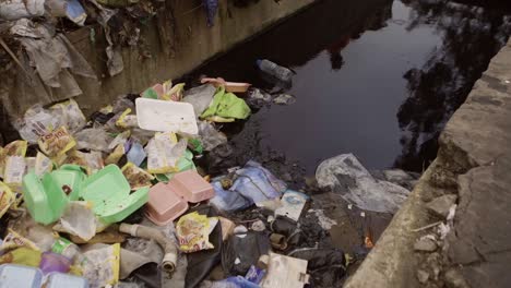 basura en el arroyo 03