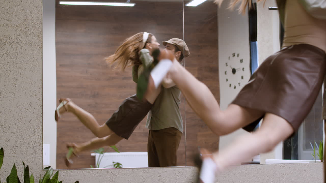 스윙 레슨을 받고 있는 학생들