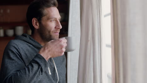 Joven-Abriendo-Cortinas-Mirando-Por-La-Ventana-Disfrutando-De-Un-Nuevo-Día-Sintiéndose-Descansado-Tomando-Café-En-Casa