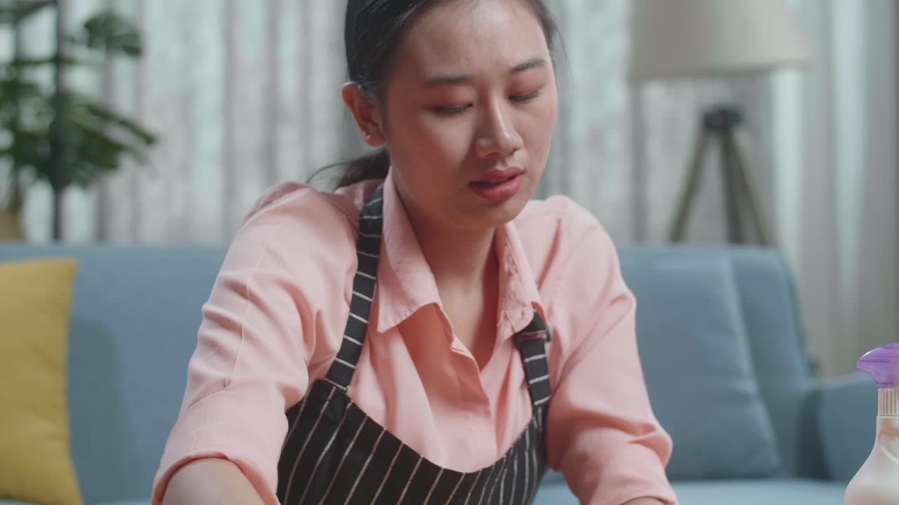 청소 로 인해 스트레스 를 받는 여자