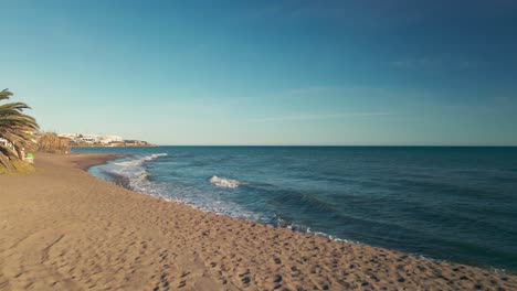 vista aérea de la playa moviéndose desde un edificio residencial hacia el mar