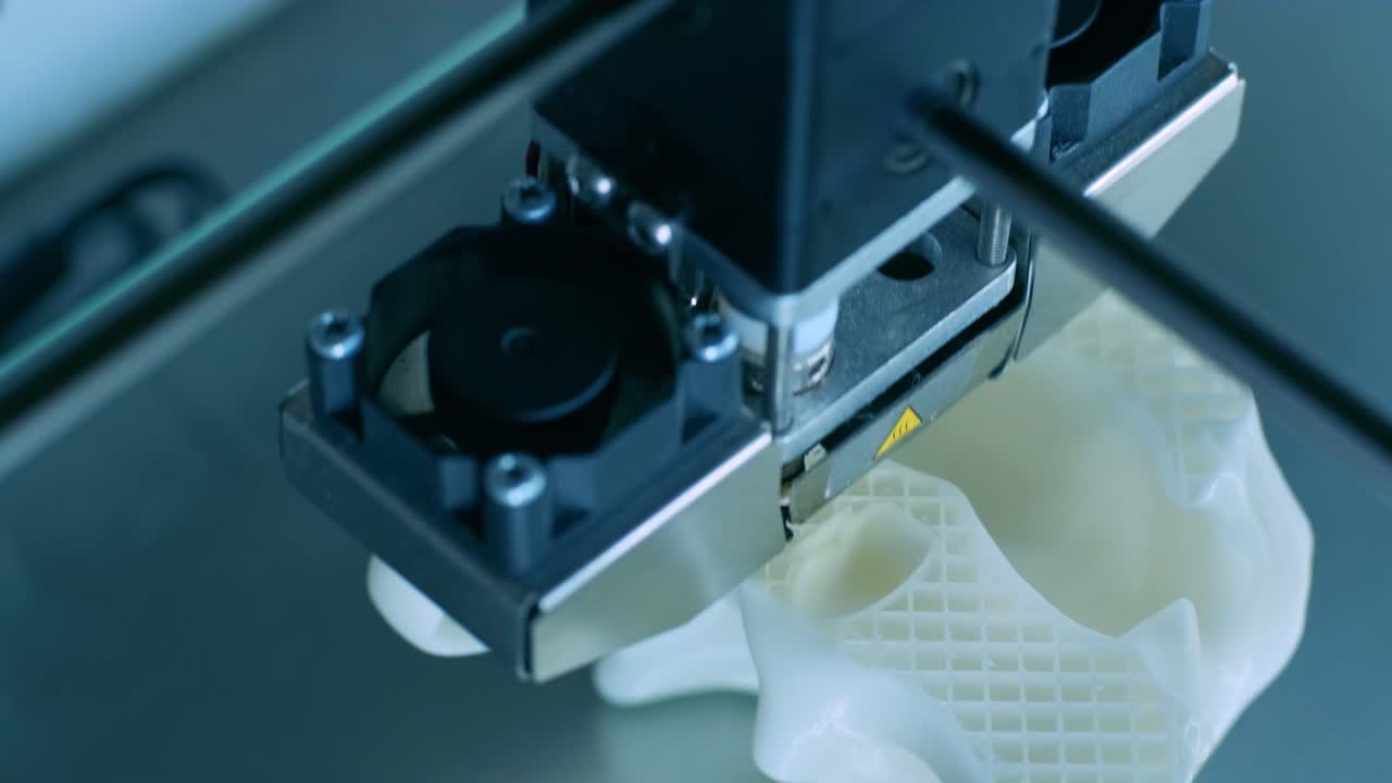 la moderna impresora 3d imprime figuras de primer plano macro. la impresora tridimensional automática 3d realiza el modelado de colores blancos de plástico en el laboratorio. el procesamiento de impresión 3d con fondo blanco