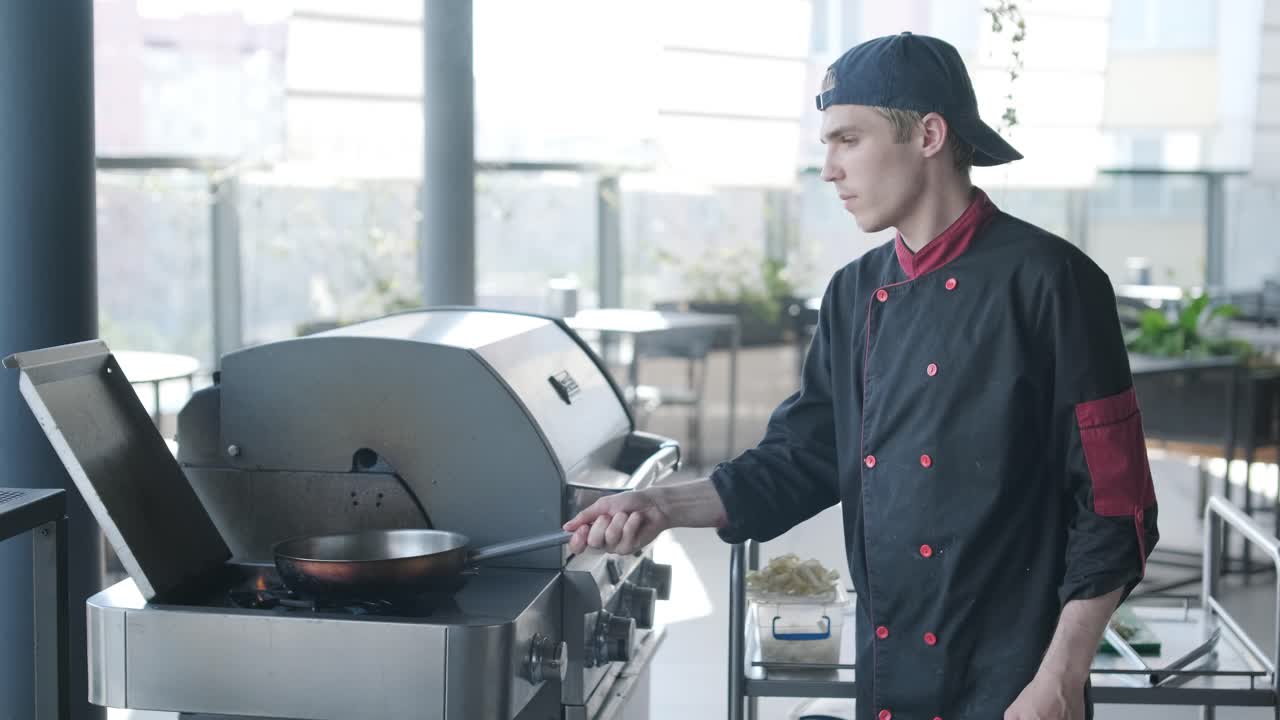 chef cocinando pasta con camarones en la parrilla al aire libre