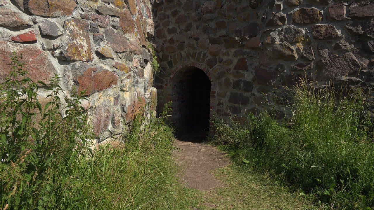 Una vista di un ingresso all'interno della fortezza in Russia
