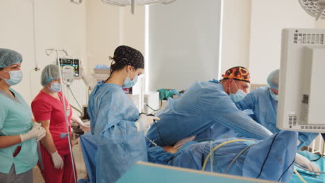 procedimiento quirúrgico en una sala de operaciones