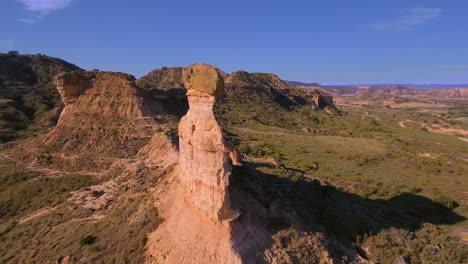 Weicher-Flug-Um-Eine-Klippe-In-Einer-Wüstenumgebung