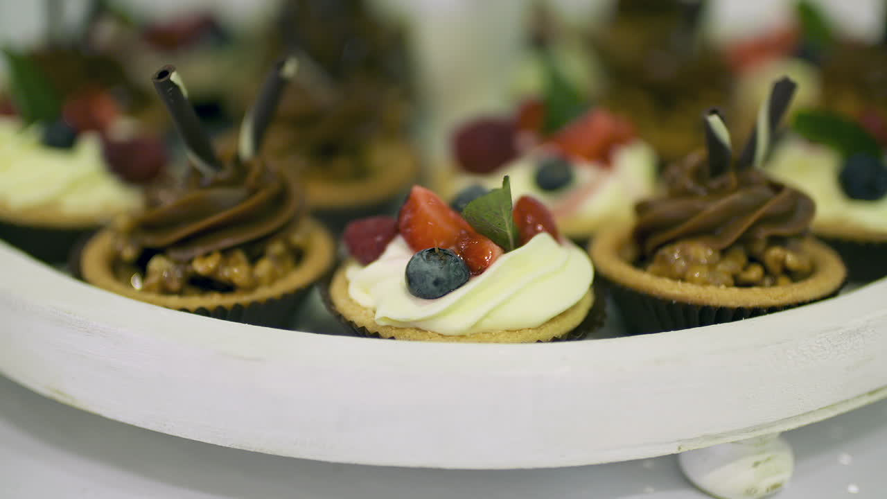 galletas dulces y postres pequeños de cerca