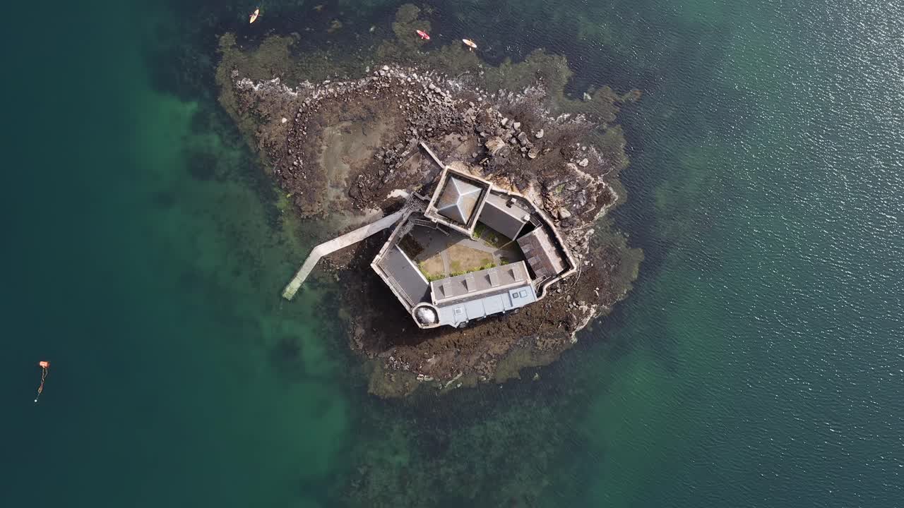 스코틀랜드 외곽 헤브리디스의 바라 섬에 있는 캐슬베이에 있는 키시물 성의 높은 고도, 회전, 조감도 드론 샷