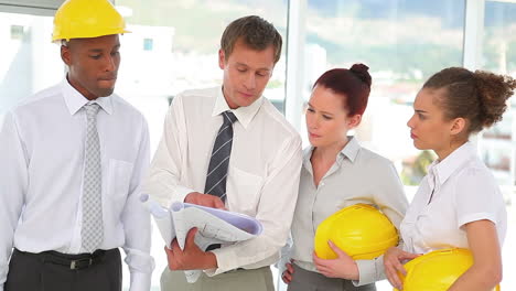 arquitectos hablando con planos