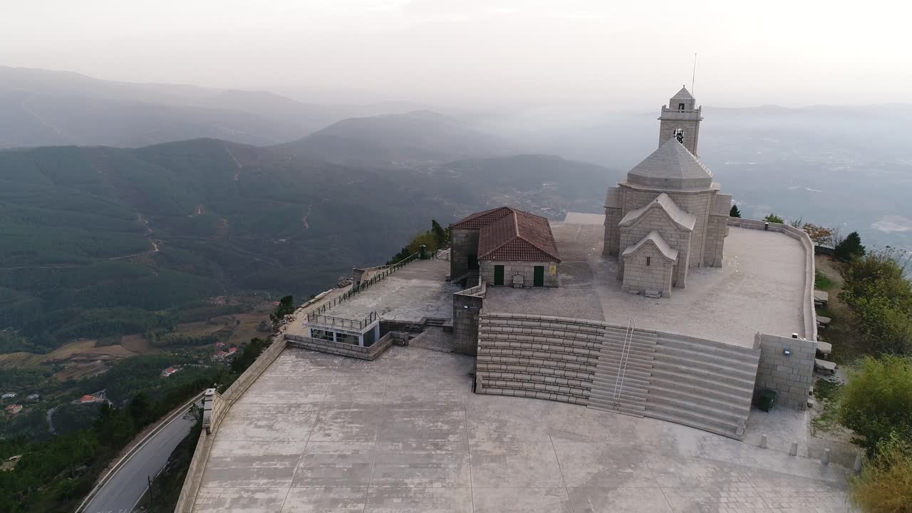 церковь на вершине горы. горный пейзаж с воздуха