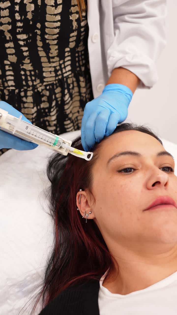 Donna che riceve un trattamento per capelli